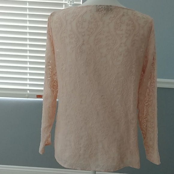 Blouse, great with a suit - Picture 2 of 2